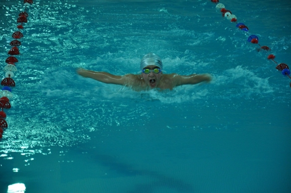 گه‌نج و پیرى شه‌قلاوه‌ ڕوو له‌ یارى مه‌له‌وانى ده‌كه‌ن